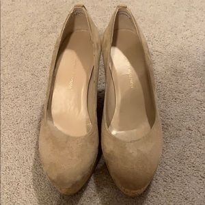 Stuart Weizman Duchess Corkswoon beige wedge